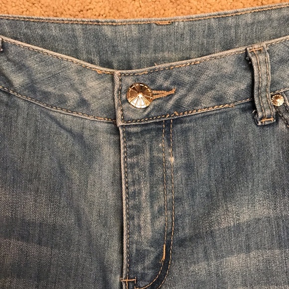 JW Style Denim Blue Jeans Size 12 Capris Distressed Embroidered Touch of Bling - Picture 5 of 14